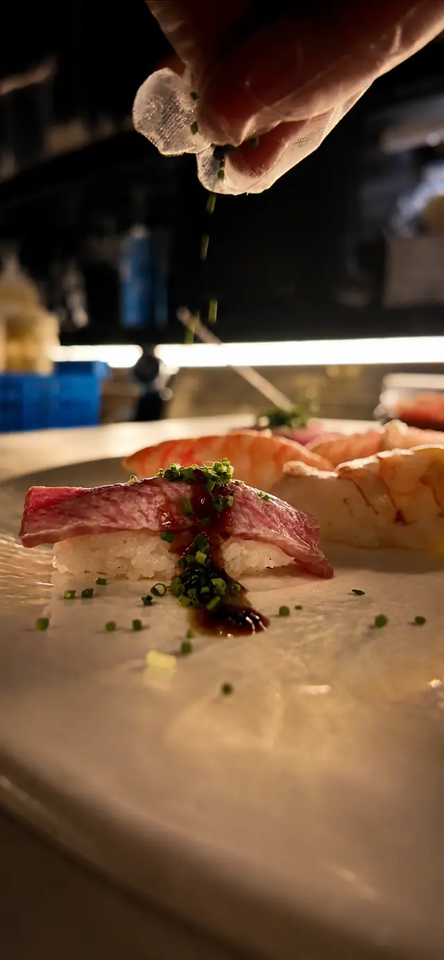 Erba cipollina lasciata cadere sul nigiri