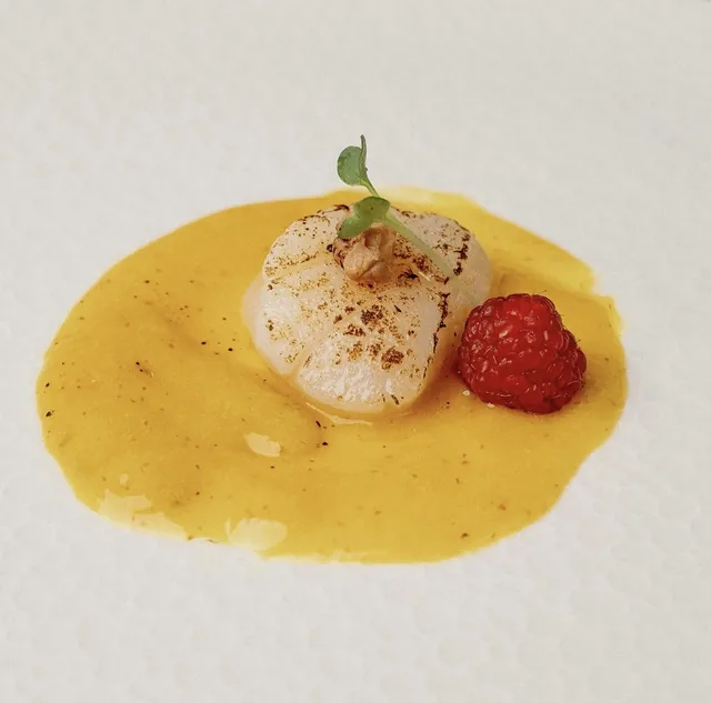Piatto della carta con fiore edibile e granella di pistacchio