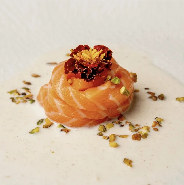 Tataki di salmone su doppia salsa, impiattamento da degustazione