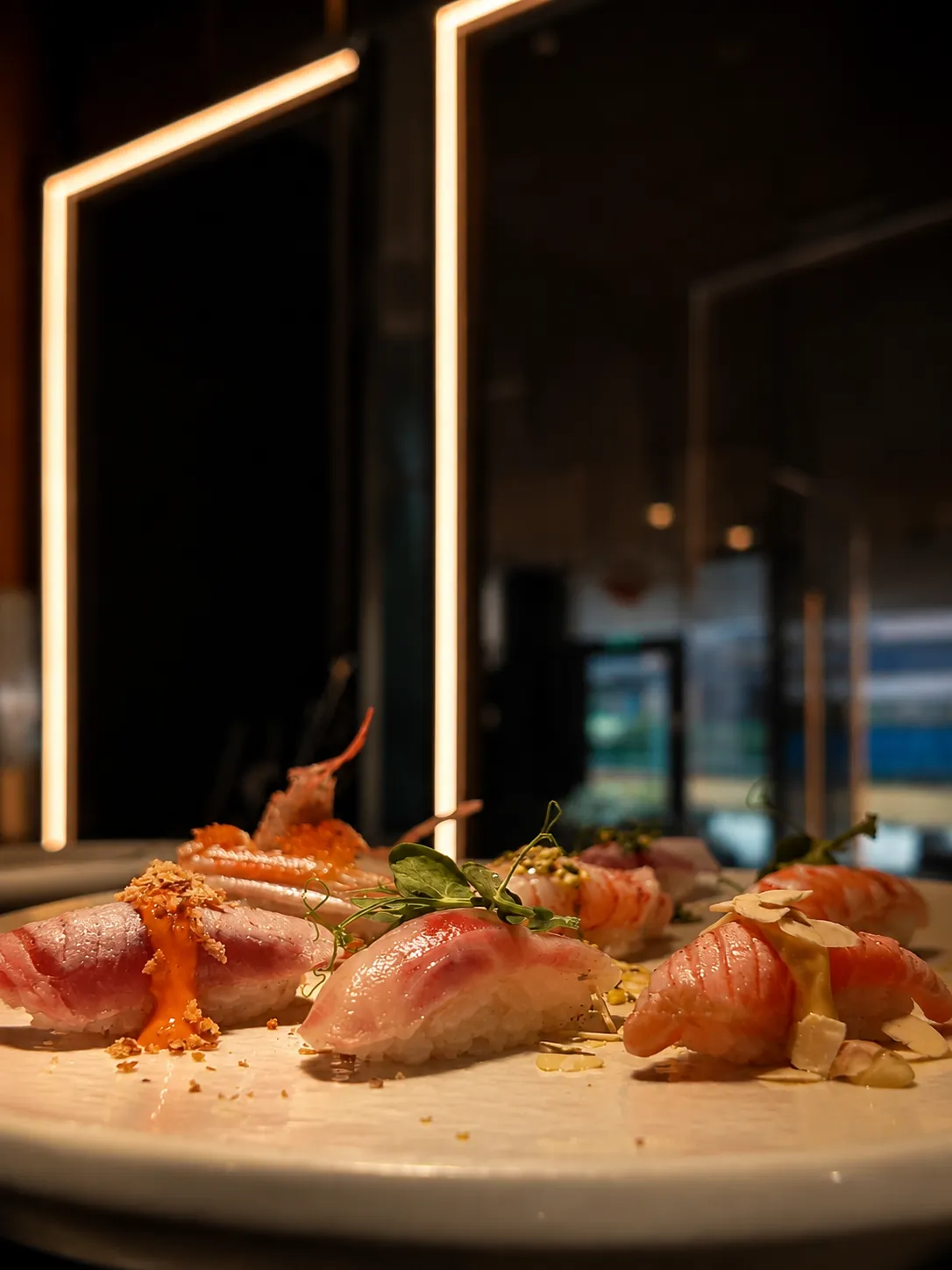 Selezione di nigiri impiattati al bancone
