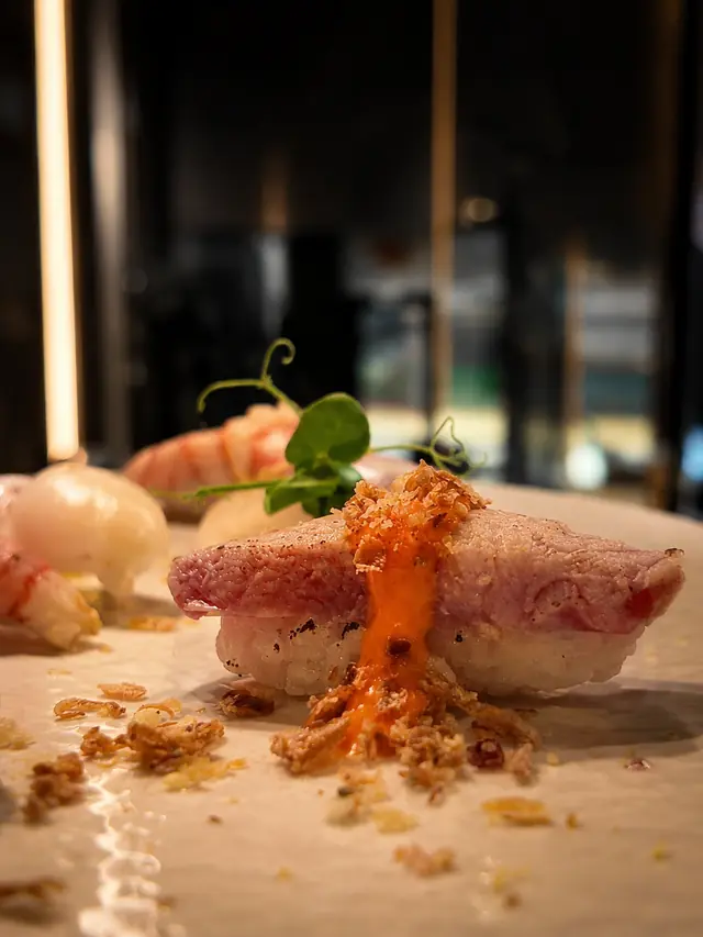 Nigiri scottato con salsa spicy e cipolla croccante