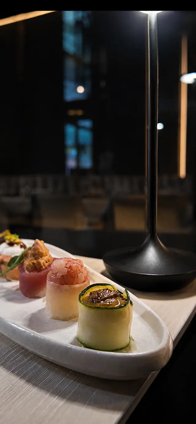 Roll speciali con tonno, gambero e zucchina accanto alla lampada