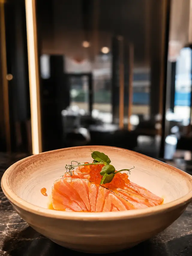 Salmone aburi con ikura e germogli in ciotola artigianale
