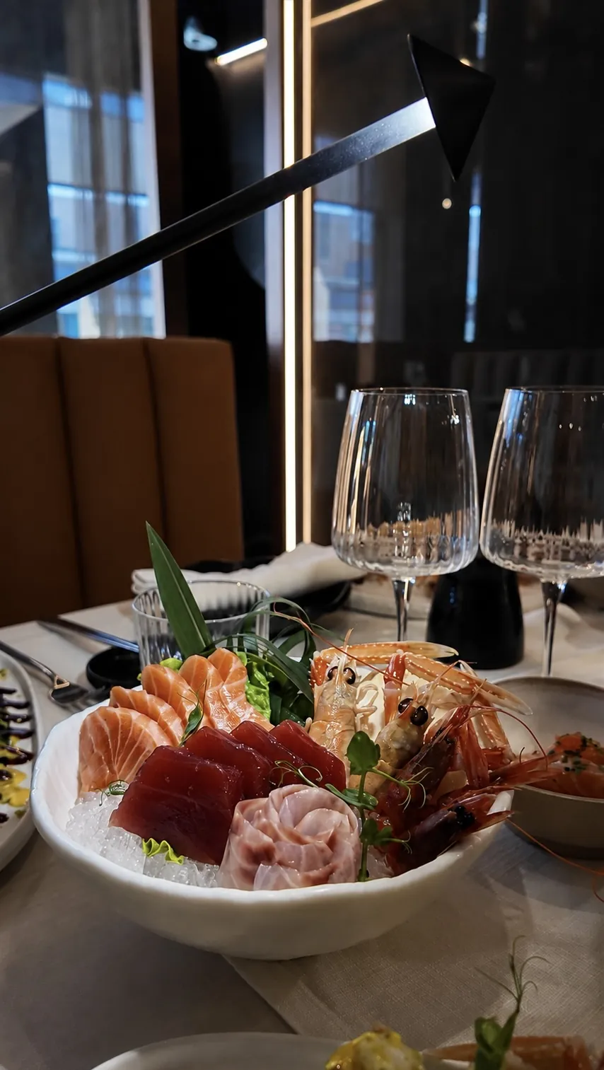 Gran plateau di sashimi su ghiaccio: salmone, tonno, scampi e carpaccio